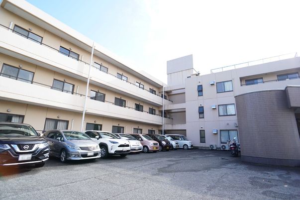 広々した建物外観
