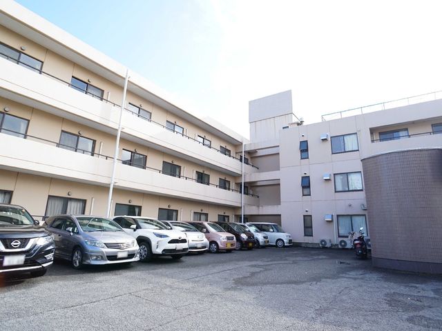 広々した建物外観 外観 明るい日差しが降り注ぐ、清潔感溢れる外観です。駐車場完備でアクセスも良好です。