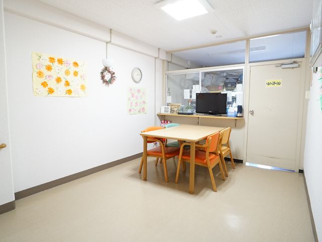 居心地の良い休憩室 共有スペース カラフルな椅子が置かれた休憩スペースです。壁には季節感ある装飾も。