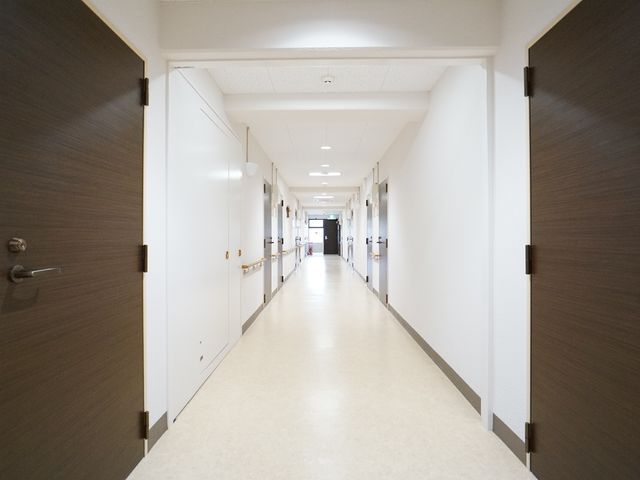 清潔な廊下 廊下 明るくて清潔感のある廊下は、利用者の快適な移動をサポートします。