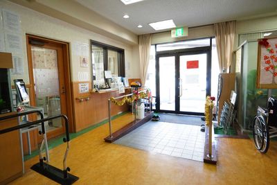 受付と出入口の風景
