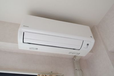 壁に取り付けられたエアコン