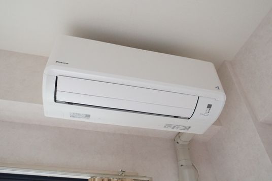 壁に取り付けられたエアコン