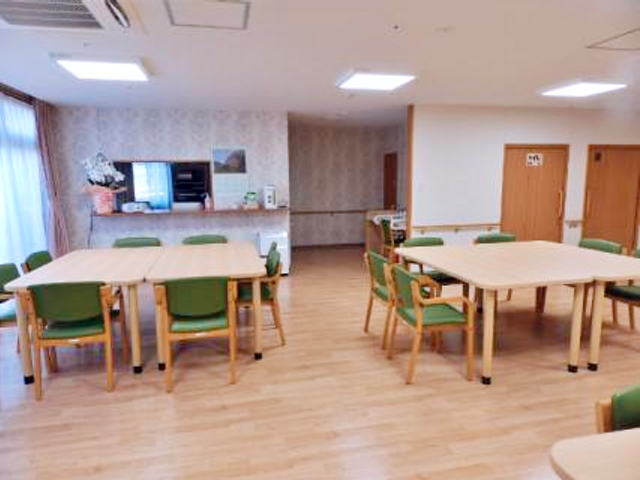広々とした食堂の様子 食堂 広々とした清潔感溢れる食堂です。窓からは自然光が差し込み、穏やかな食事の時間を過ごせます。
