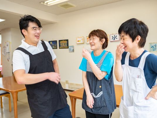 楽しそうな職員の食堂  