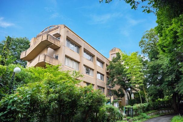 緑に囲まれた外観