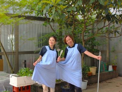 スタッフの笑顔 中庭