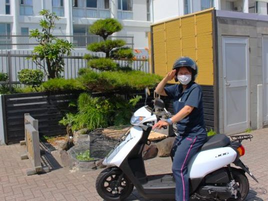 スタッフがいる外観