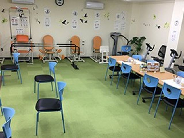 機能訓練室 機能訓練室 自然光の中で、広々としたスペースが確保されている機能訓練エリアです。様々なリハビリ器具が揃っています。