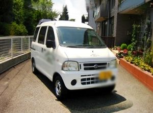 車と緑の庭