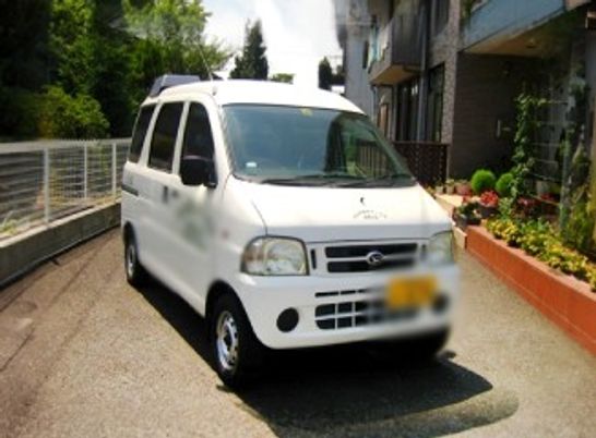 車と緑の庭