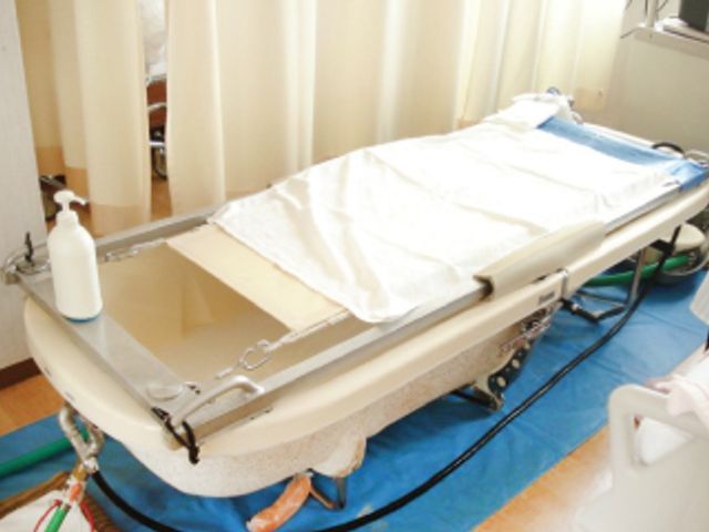 設備が整う浴室 浴室 明るく清潔な空間で、安全に配慮された設備があります。快適な入浴が可能です。
