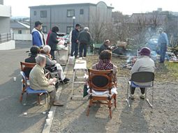 外で楽しむ人々