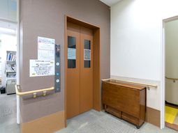 清潔感のあるエレベーターホール