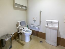 手すり付きのトイレ空間
