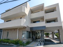 明るい施設の外観