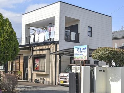 看板のある外観