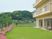 中庭の芝生と花壇  