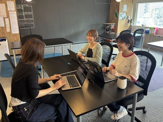 笑顔で話す作業スペース  