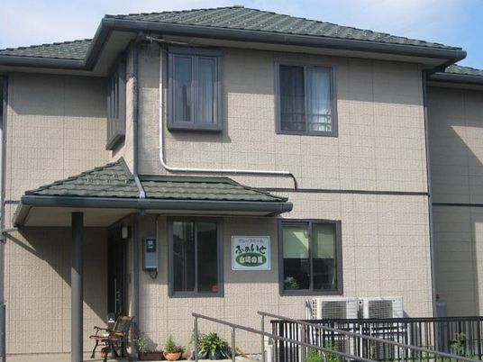 明るい外観の建物