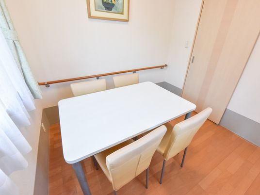 白いテーブルと椅子の居室
