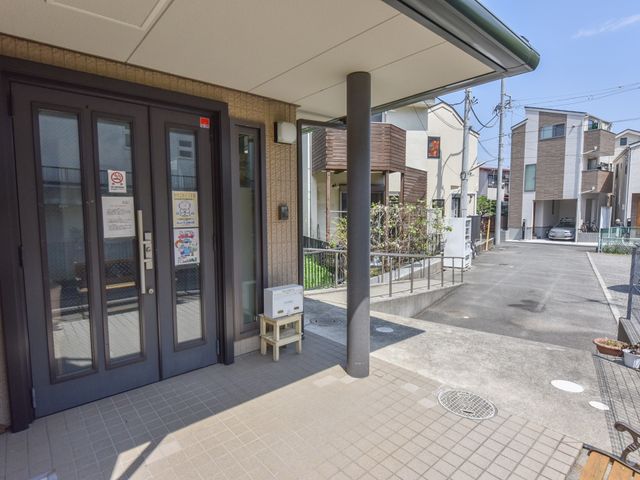 入り口と周辺環境 玄関 明るく開放感のあるエントランスが迎えてくれ、周辺は静かな住宅街に囲まれています。安心して新しい職場に足を運ぶことができそうです。