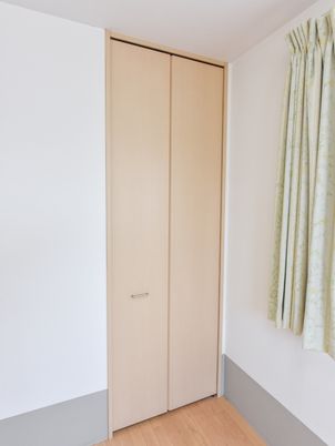 落ち着いた色の洋室のクローゼット