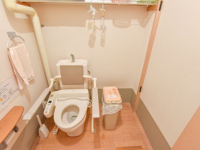 バリアフリーなトイレ設備 トイレ 手すり付きで安全に考慮されたトイレです。日々の利用がしやすいよう細部にまで気配りが行き届いています。