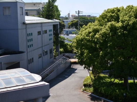 施設外観と樹木の庭  