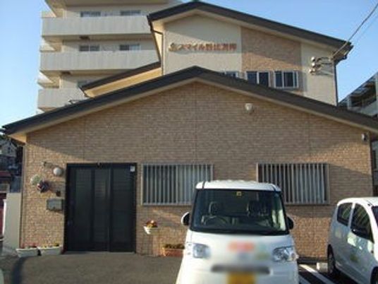 レンガ調の建物外観