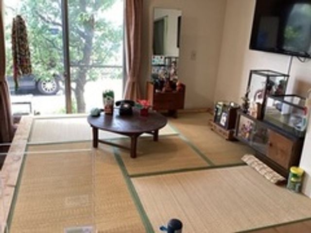 開放感ある和室 和室 自然光で明るい畳の和室です。窓の外には緑が広がり、落ち着いた雰囲気を感じられます。
