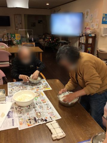 料理活動する様子 ダイニングルーム スタッフと利用者が一緒に料理を楽しんでいます。共同作業を通じて、交流も深まります。
