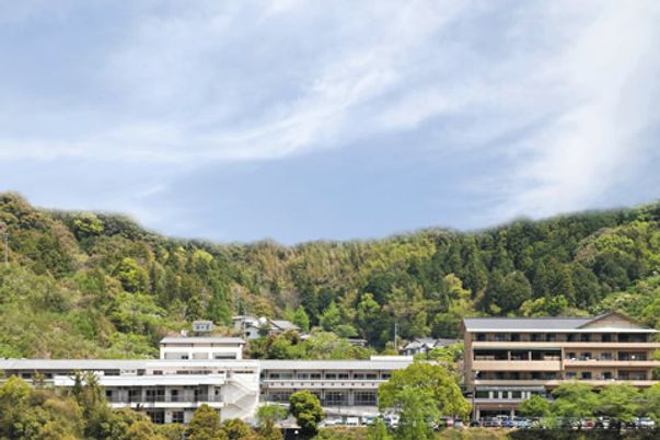 緑に囲まれた施設外観