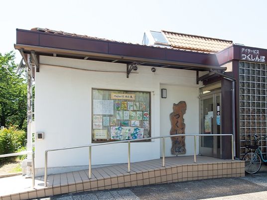 明るい外観の玄関  