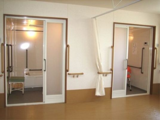明るい居室の扉と廊下