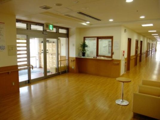 明るく広い廊下