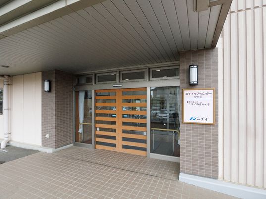明るいエントランスの入口