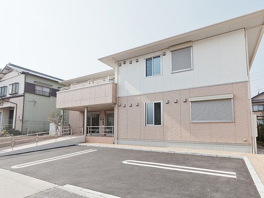 建物外観と駐車場  