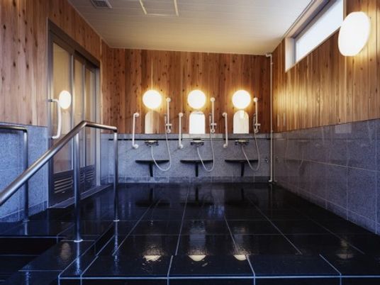 木目調の明るい浴室