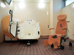 バスリフトが設置された浴室