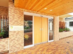 明るいエントランス外観