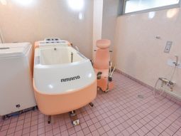 設備整った明るい浴室