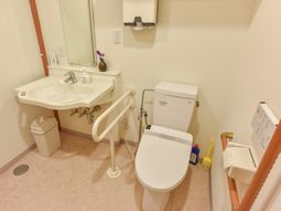 バリアフリーの清潔なトイレ