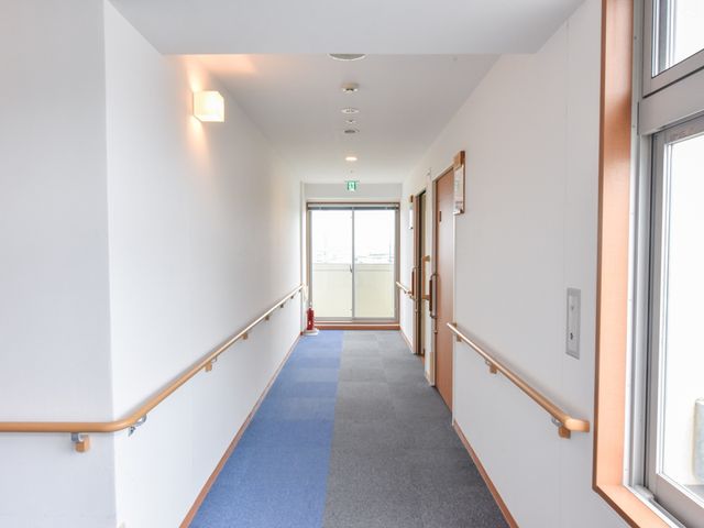 広々とした明るい廊下 通路 手すりが整備された廊下は、明るく広々としており、快適な移動が実現できるように配慮されています。