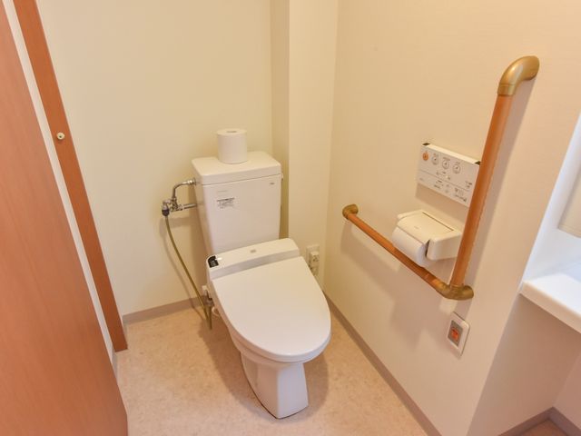 バリアフリー対応のトイレ トイレ ゆったりとした空間のトイレは、安心してご利用いただける手すりが完備されています。サポートが必要な方も快適にお使いいただけます。