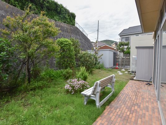 緑豊かな施設庭