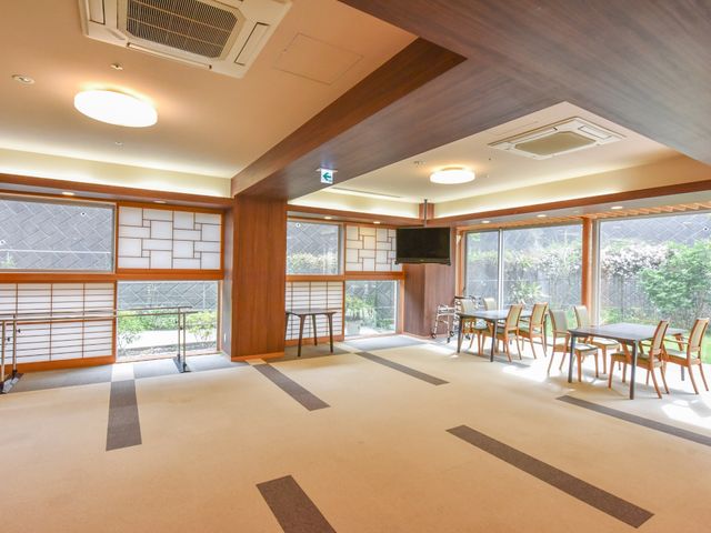 広々とした明るい空間 リビング ゆったりとした椅子が並び、季節の花々が見える窓際です。リラックスできる雰囲気をお探しの方におすすめの環境です。