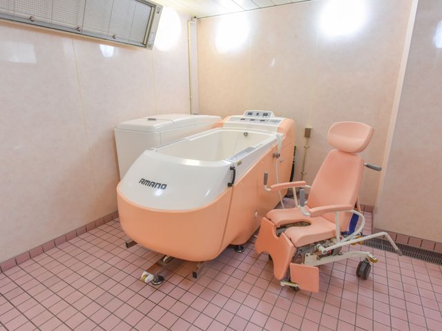 バリアフリー設計の浴室 機械浴室 機能的で清潔なバリアフリー設計の浴室です。快適で安心して利用できる環境が整っております。