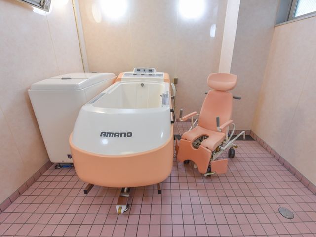 清潔感ある浴室設備 機械浴室 安心してご利用いただけるバリアフリーの浴室です。ゆったりとしたバスチェアも完備しております。
