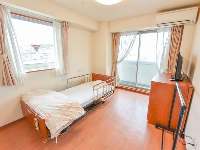 明るい個室の居室 居室 開放感のあふれる居室で、窓からは外の光がたっぷりと差し込みます。個々の生活スペースの快適さに注力しており、静かで穏やかな時間を過ごせる環境です。